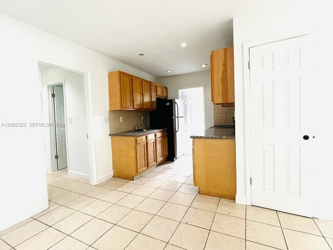 Building Photo - 608 SW 16th Ave