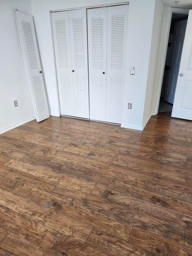 Building Photo - 802 Villa Cir