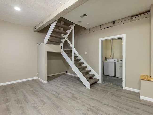 Building Photo - 89 W 9th Ave