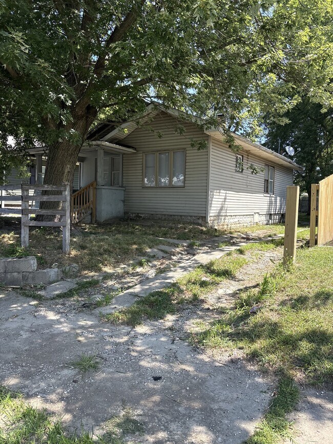 Building Photo - 1405 N Chester Ave