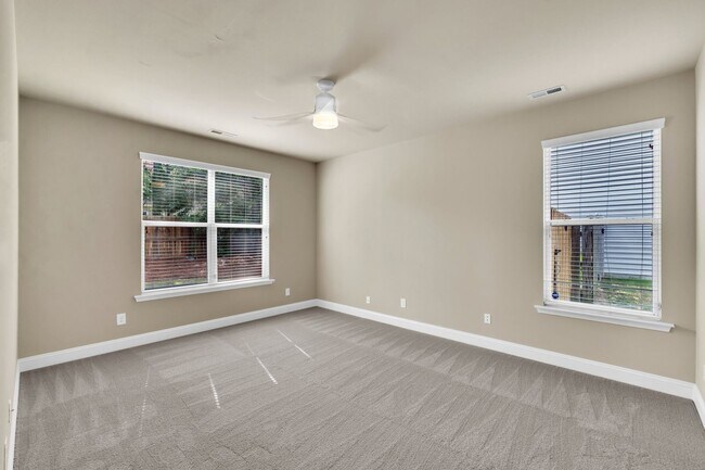 Building Photo - 4 Bedroom Home with 2 Car Garage & Fenced ...