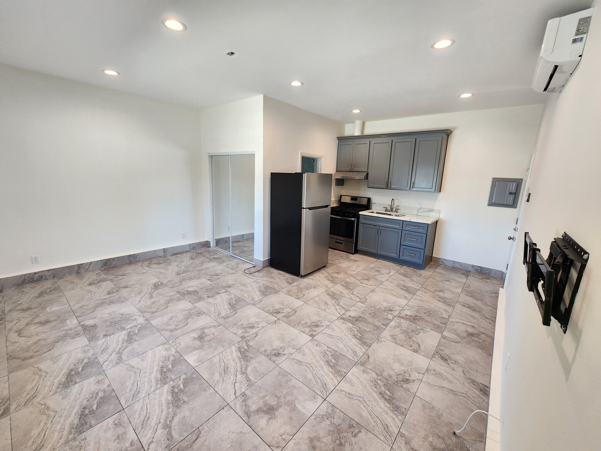 Building Photo - 9852 Cabanas Ave