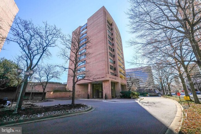 Building Photo - 1805 Crystal Dr