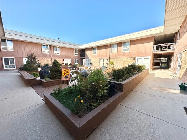 Building Photo - Rare rental opportunity conveniently locat...