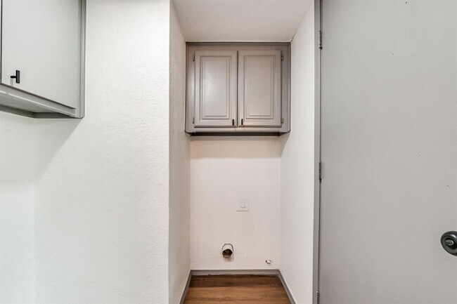 Building Photo - 8321 Breezewood Dr