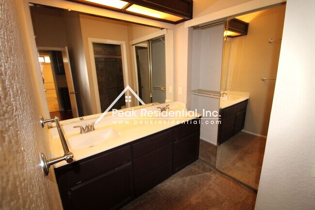 Building Photo - Spacious 3bd/2.5ba Antelope Home with 2 Ca...