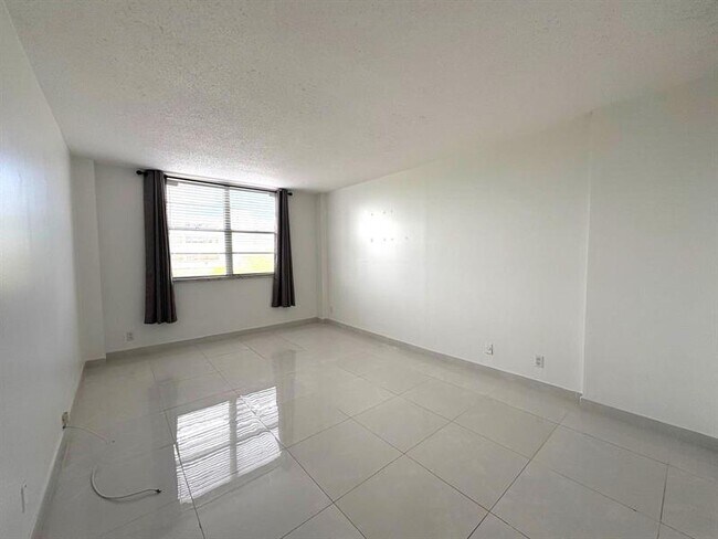 Building Photo - 1455 N Treasure Dr