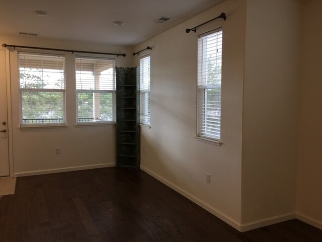 Building Photo - Lake View Resort Style Condo - Garage & Po...