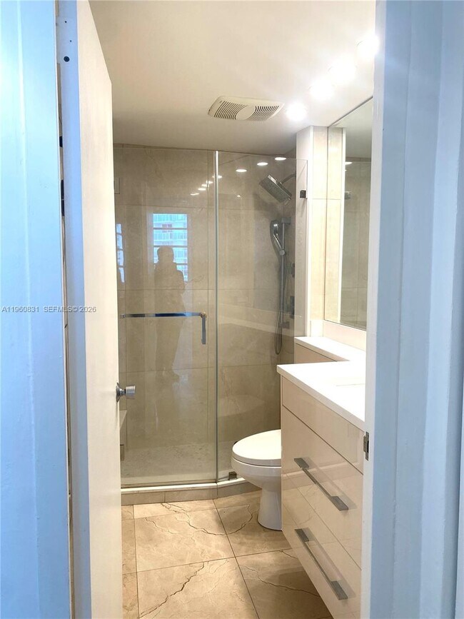 Building Photo - 1408 Brickell Bay Dr