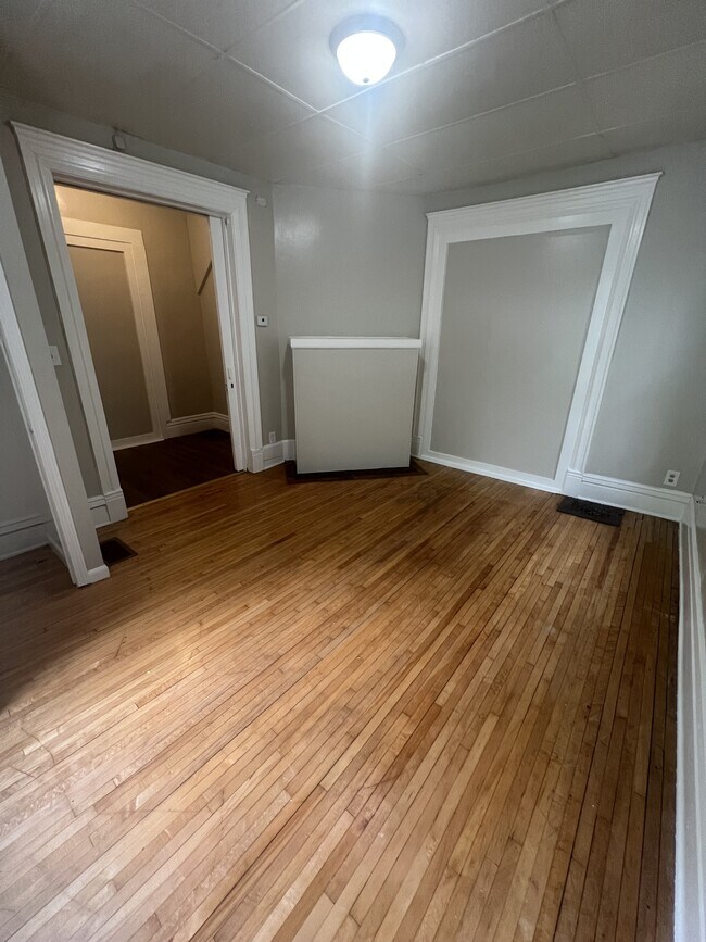 Building Photo - 1091 Bush Ave