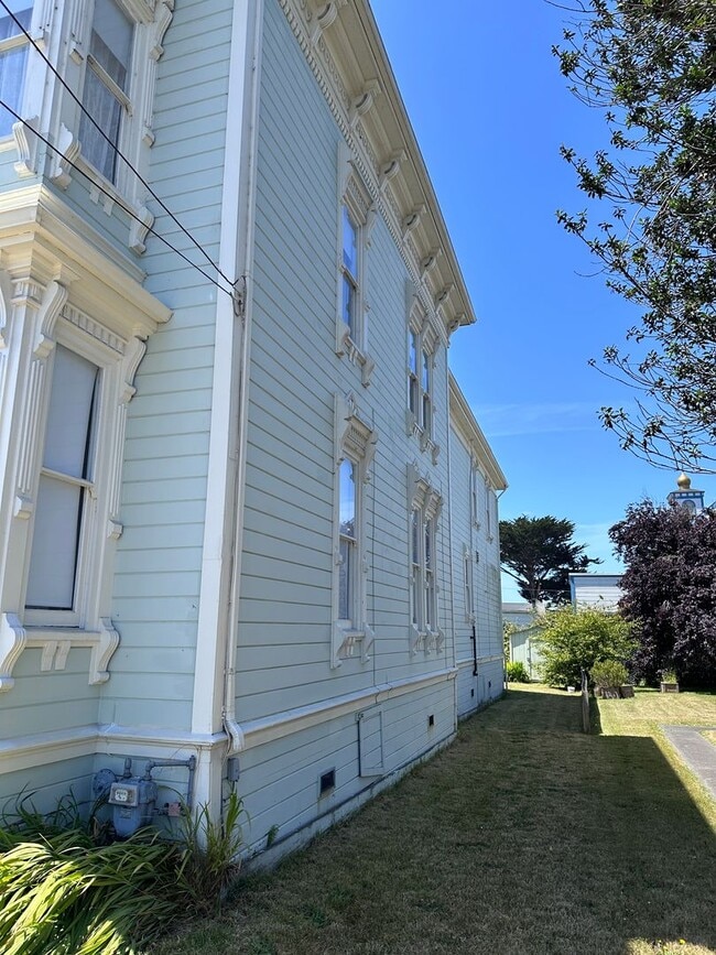 Building Photo - Stunning 1890 Eastlake Victorian | 5 Bedrooms | 2 Bathrooms | Flex Spaces | Steps from Old Town E...
