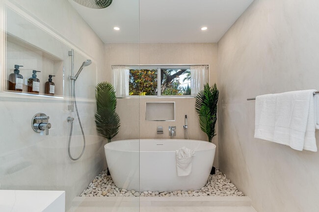 Building Photo - 616 NE 16th Terrace