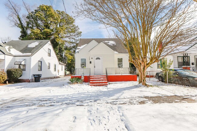 Building Photo - Beautiful Cape Code Style home