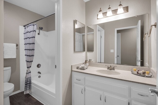 Building Photo - Carmenita Townhouse Apartments