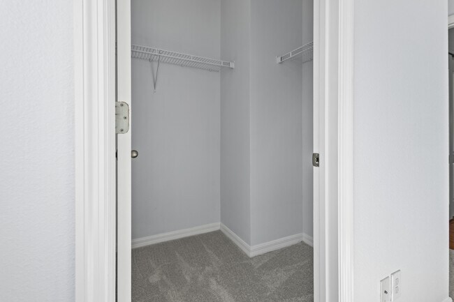 Building Photo - 11408 Center Lake Dr