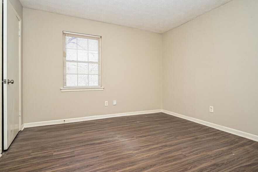 Building Photo - 3835 Charlotte Dr