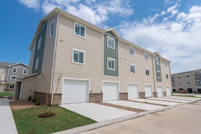 Building Photo - Beautiful Bridgestone Crossing Townhome
