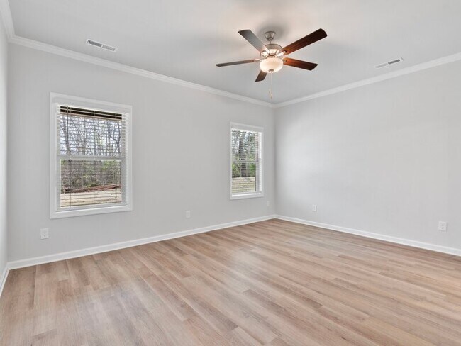 Building Photo - 210 Saddle St