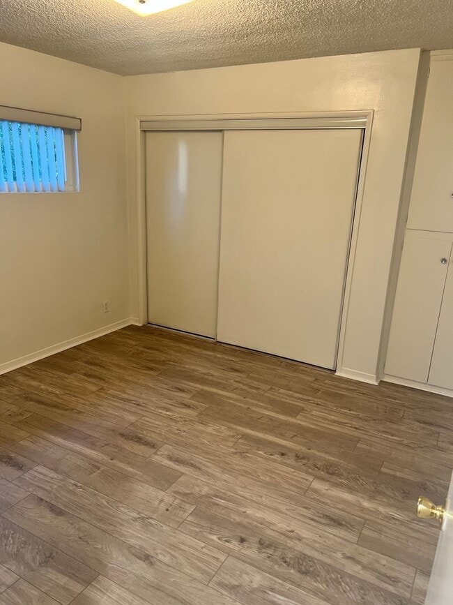 Building Photo - Second-floor 1-bedroom apartment in Whittier.