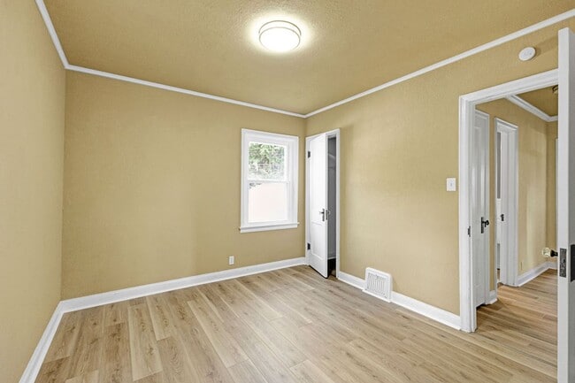 Building Photo - 3BR Cottage with Large Backyard, Garage and a Basement!