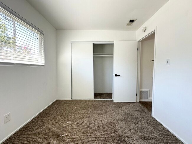 Building Photo - Beautiful three bedroom two bath home in Roseville!!