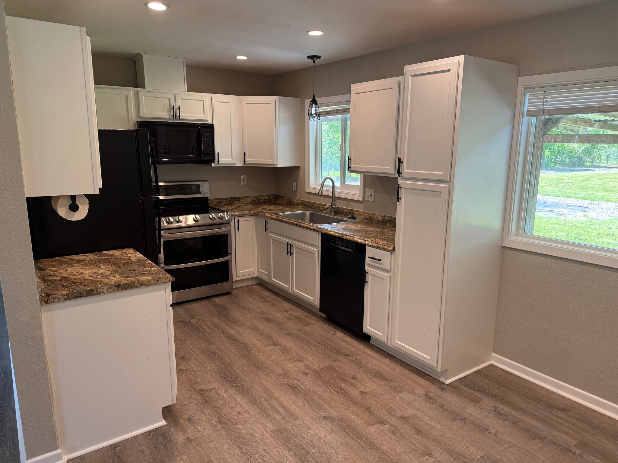 Building Photo - 406 Hillview Dr