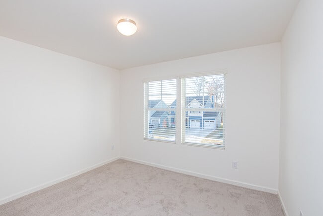 Building Photo - 3 br 2.5 ba townhome with 1 car garage Rea...