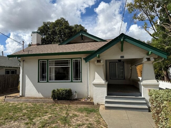 Building Photo - Rare 2 Bedroom Home Downtown Dixon *Star R...