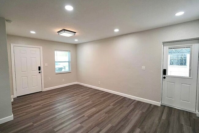 Building Photo - 885 Ruby Ave