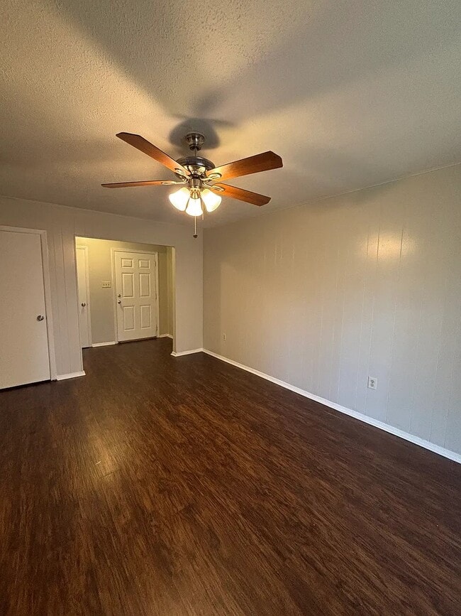 Building Photo - 1220 Twin Lakes Dr