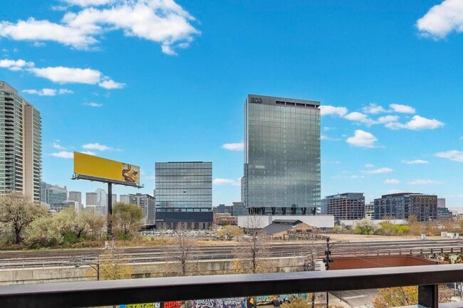 Building Photo - 816 W Hubbard St