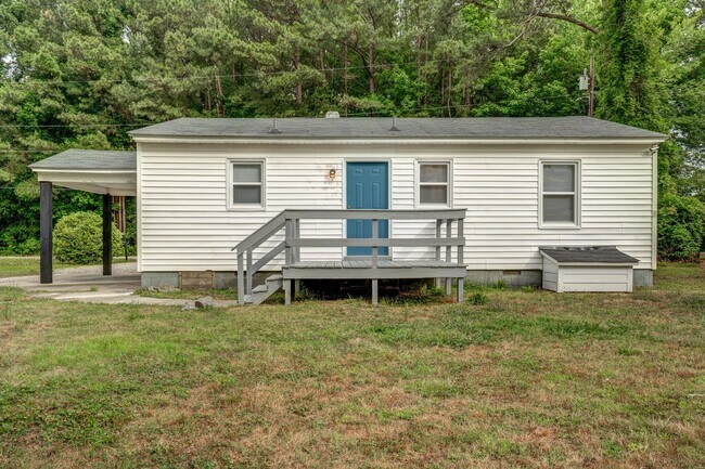 Building Photo - Quiet country living in the middle of it a...