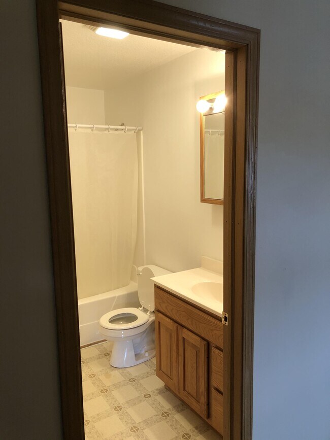 Building Photo - 3027 River Rd