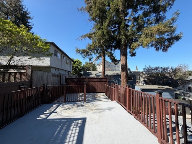 Building Photo - 879 E 28th St