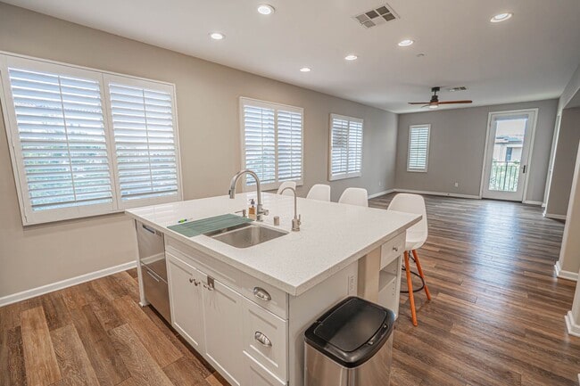 Building Photo - Unique 4-Bedroom, 3-story Live/Work Townhouse in the lushly landscaped Villa Metro Community!