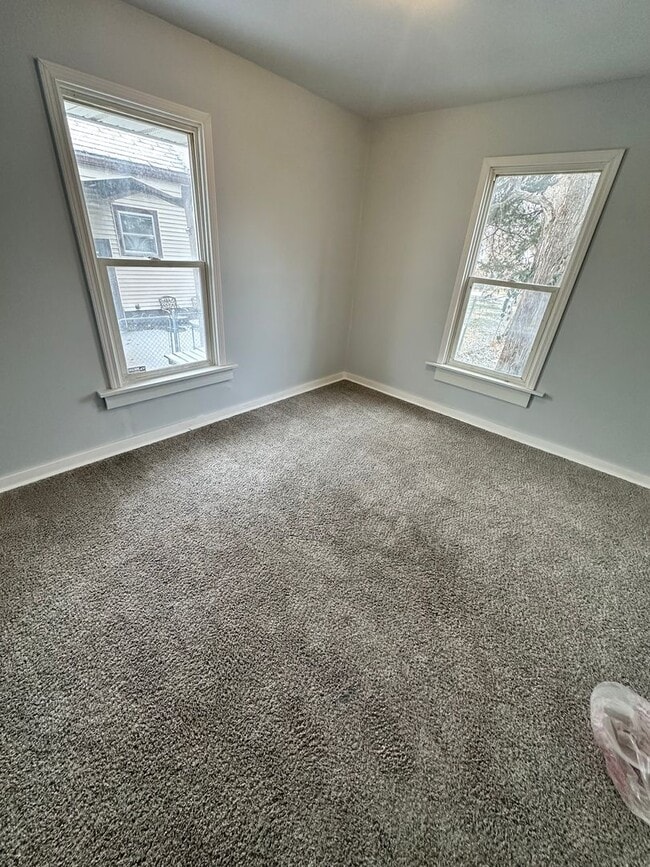 Building Photo - 1135 W Elliot