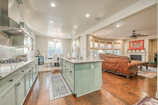 Building Photo - 10509 N Sierra Vista Ave