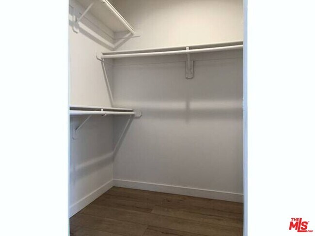 Building Photo - 853 Hayworth Ave