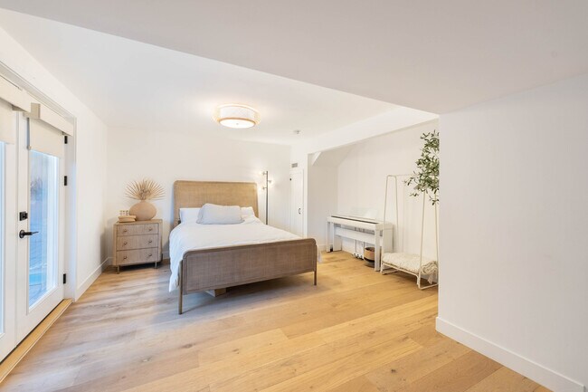 Building Photo - 3541 Multiview Dr