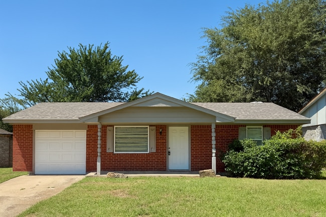 Primary Photo - Inviting Mustang Gem with Spacious Kitchen...
