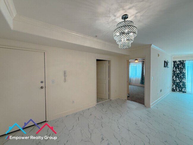 Building Photo - Spacious 3 Bedroom 2 Baths Corner Condo