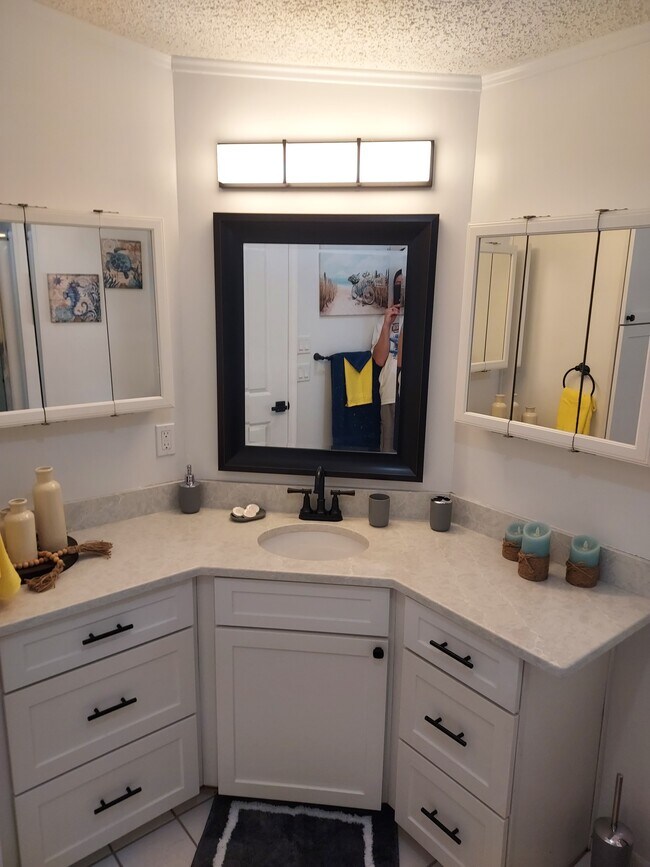 Building Photo - 17500 Primrose Ct