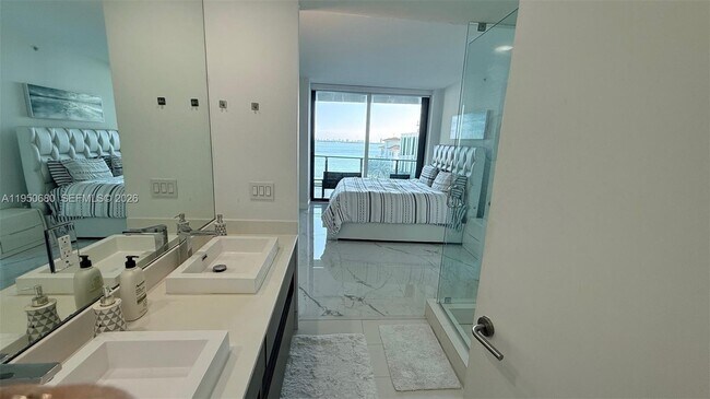 Building Photo - 460 NE 28th St