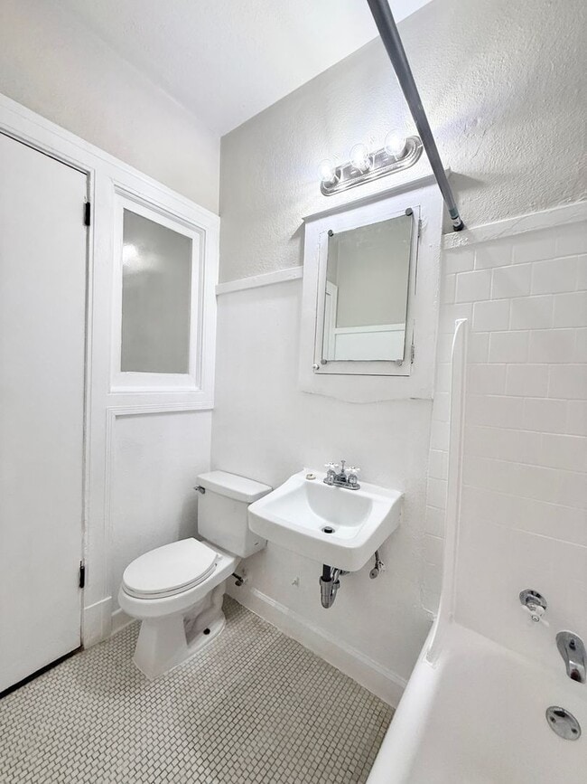 Building Photo - Unique Upstairs Studio w/ Hardwoods in Vintage 1920's Complex