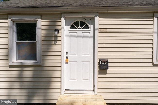 Building Photo - 115 Davis Ln