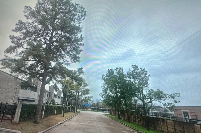 Building Photo - 10725 Braes Bend Dr