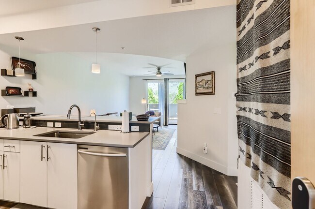 Building Photo - Modern 1 BDR Condo in Holiday Neighborhood