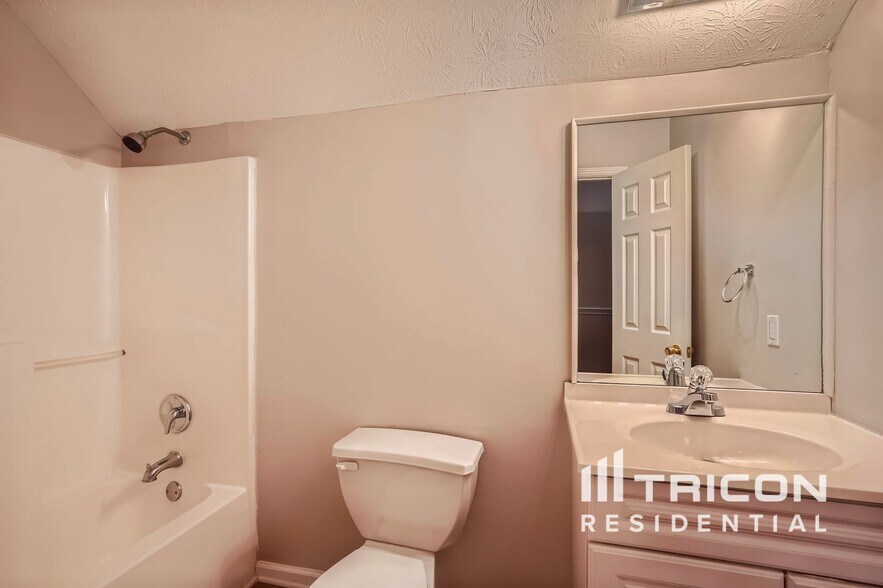 Building Photo - 930 Willow Hollow Dr