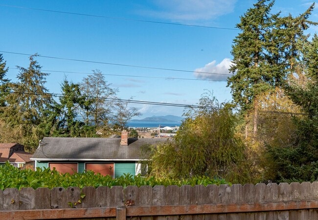 Building Photo - Charming 2-Bedroom Home with Bonus Room Ne...