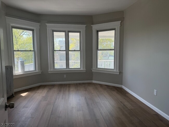 Building Photo - 37 Mapes Ave